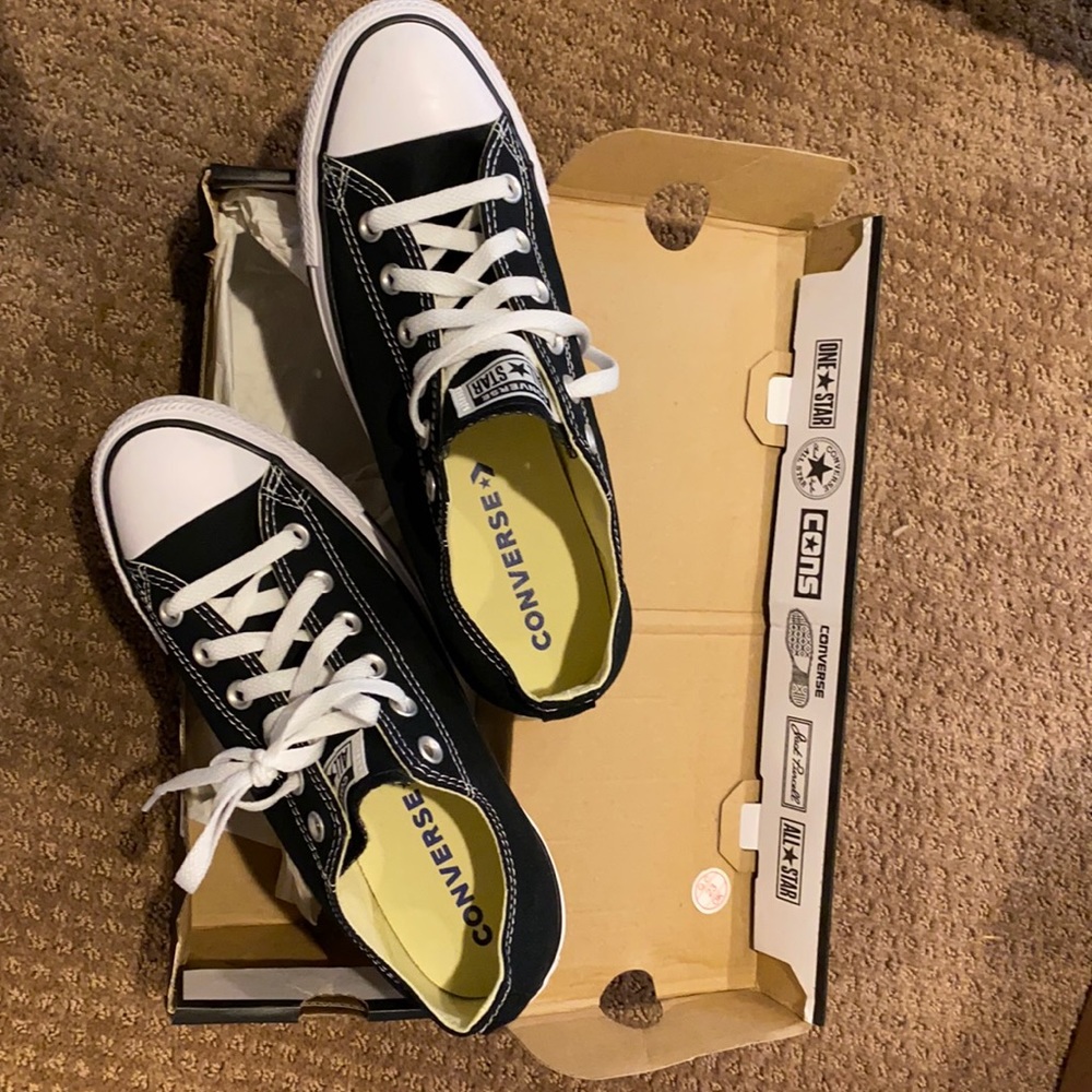 Unisex black and white converse all-star